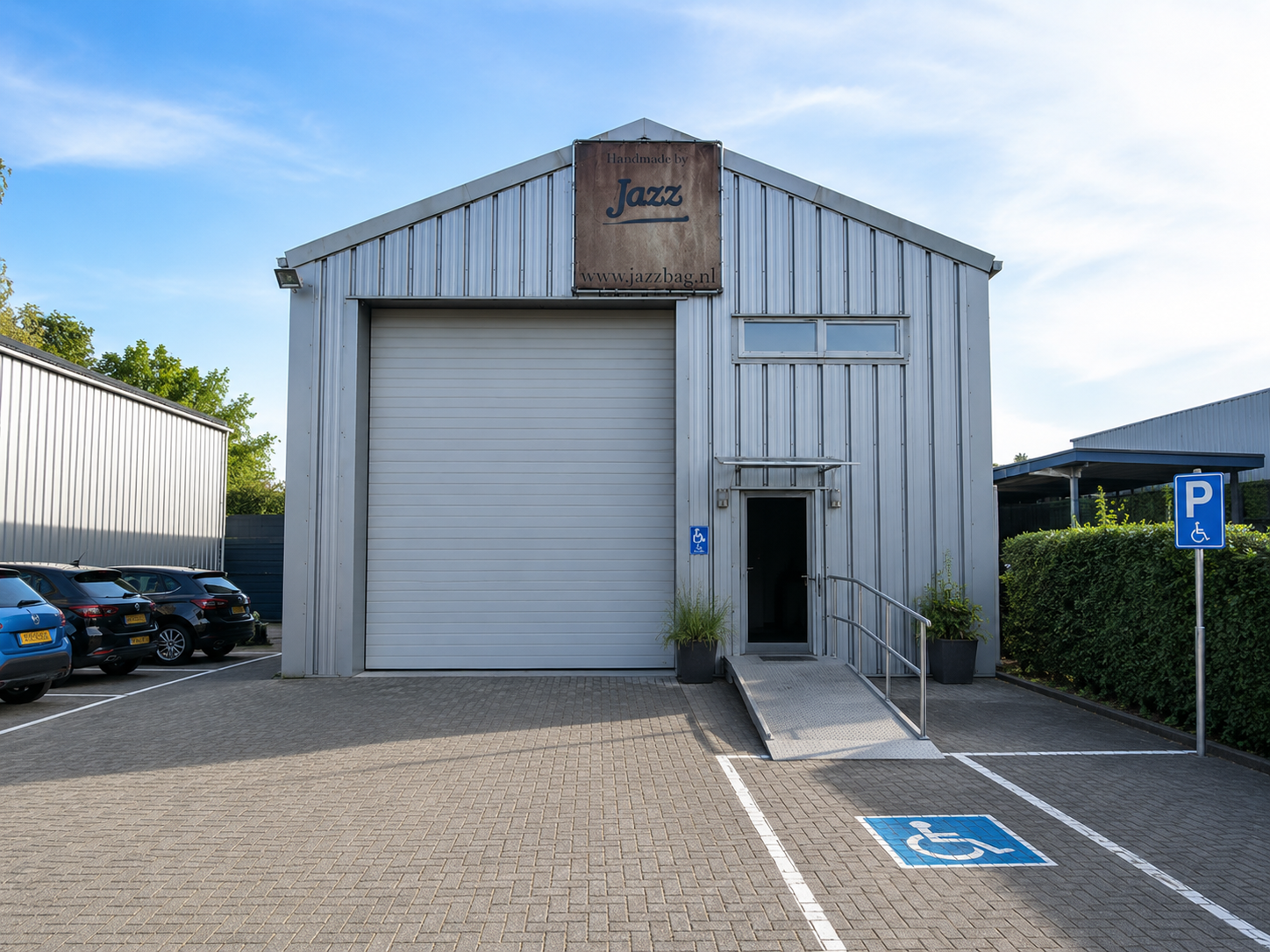 Jazzbag atelier in Werkendam met ruime parkeerplaats en rolstoelvriendelijke toegang