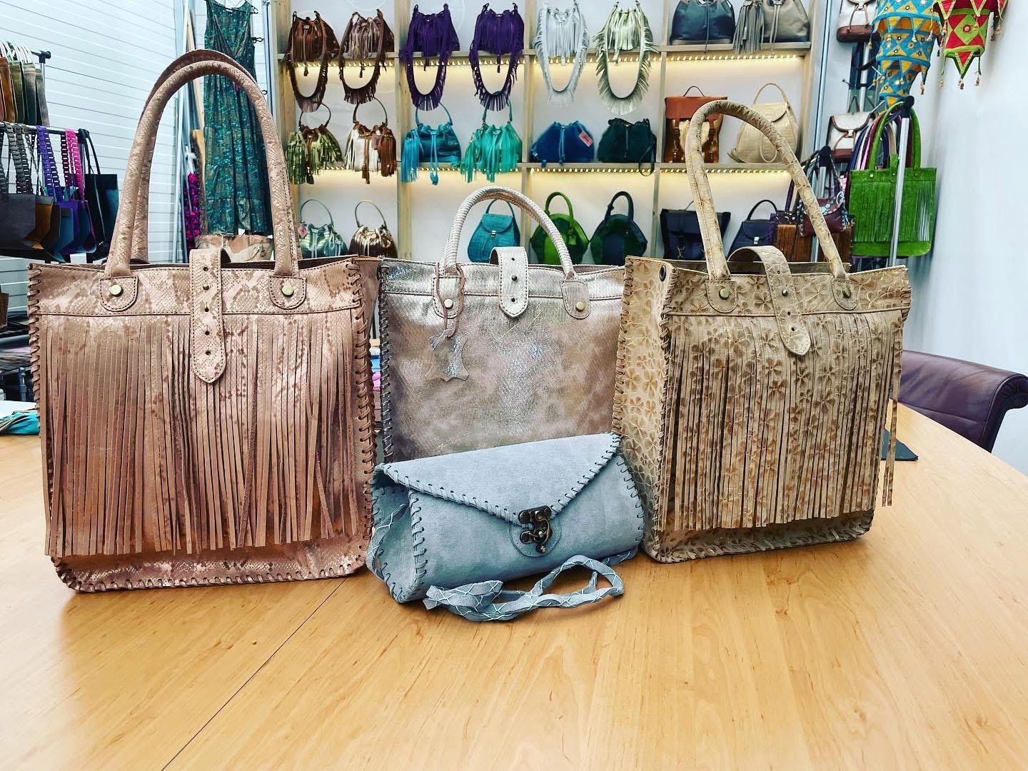 Verschillende leren tassen gemaakt tijdens een Jazzbag workshop